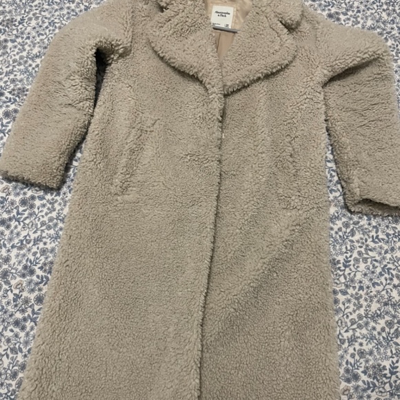 Fluffy Cream Coat - Picture 2 of 2